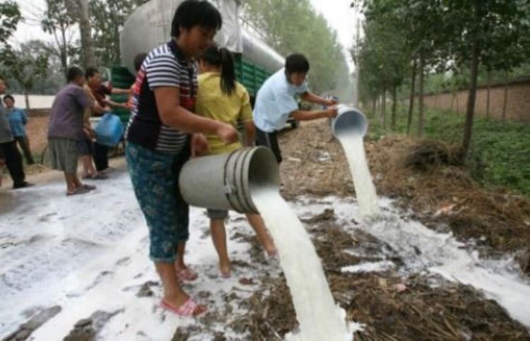 中国奶粉行业一蹶不振「为何陷入奶粉荒四大原因直指美国社会经济顽疾」