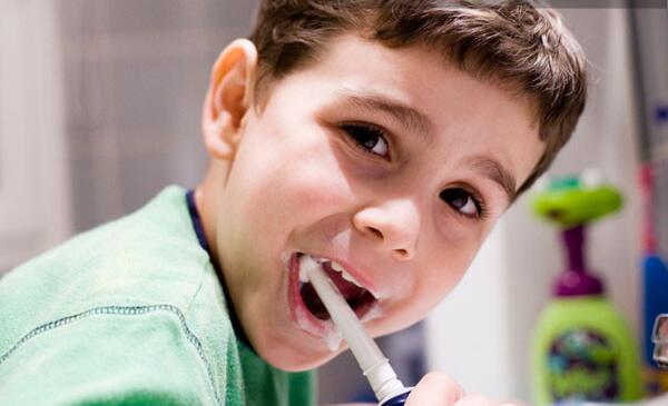 不适合电动牙刷的人群，换牙儿童、老年人、患牙病者