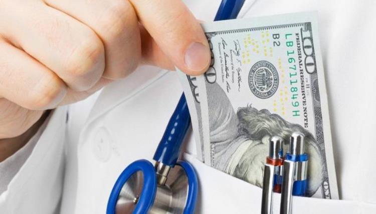 美国医生工资为什么那么高「美国医院病人很少为什么医生工资还能这么高钱是从哪来的」