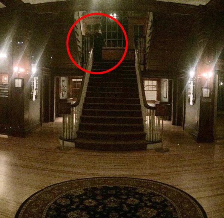 惊悚!美国男子住酒店拍到鬼魂的电影,外国男子拍到家中灵异现象