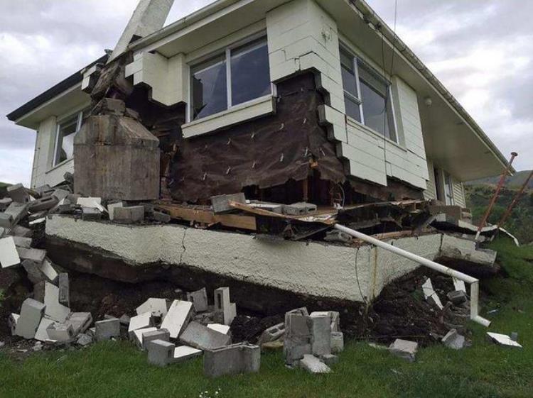 地震发生时居住在1楼安全还是住在顶楼安全些,地震时一楼和顶楼哪里安全