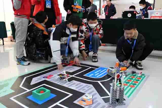 首届省青少年科技节（临沂赛区）机器人及科技小制作大赛举办